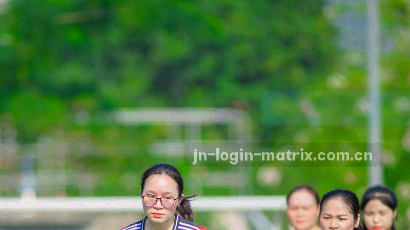 赛后复盘视频封面示意：三到五个分镜以斜线拼贴，叠加播放按钮与中文摘要标签
